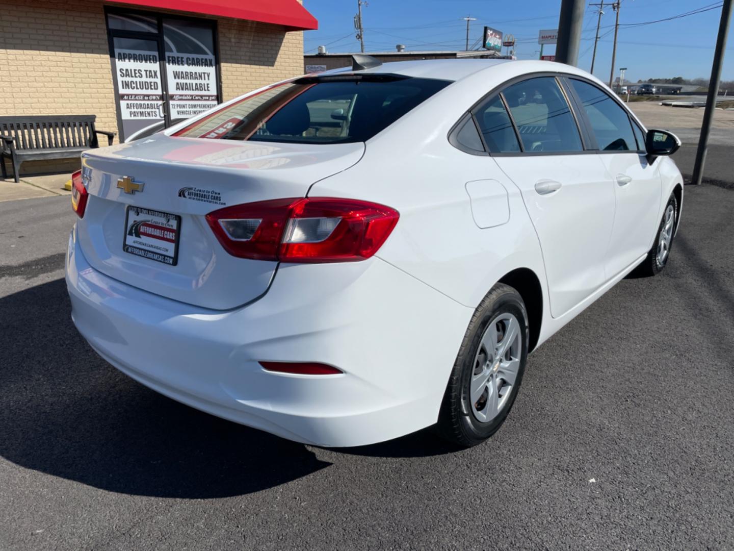 2017 White Chevrolet Cruze (1G1BC5SM0H7) with an 4-Cyl, Turbo, 1.4 Liter engine, Automatic, 6-Spd transmission, located at 8008 Warden Rd, Sherwood, AR, 72120, (501) 801-6100, 34.830078, -92.186684 - Photo#6